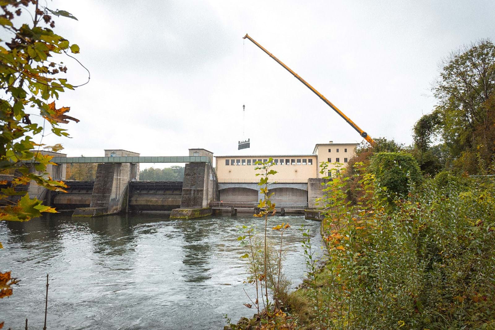 LEW Wasserkraft hat die Kraftwerke am Unteren Lech umfassend modernisiert. Auch das Kraftwerk Ellgau ist nun auf den neuesten Stand der Technik.