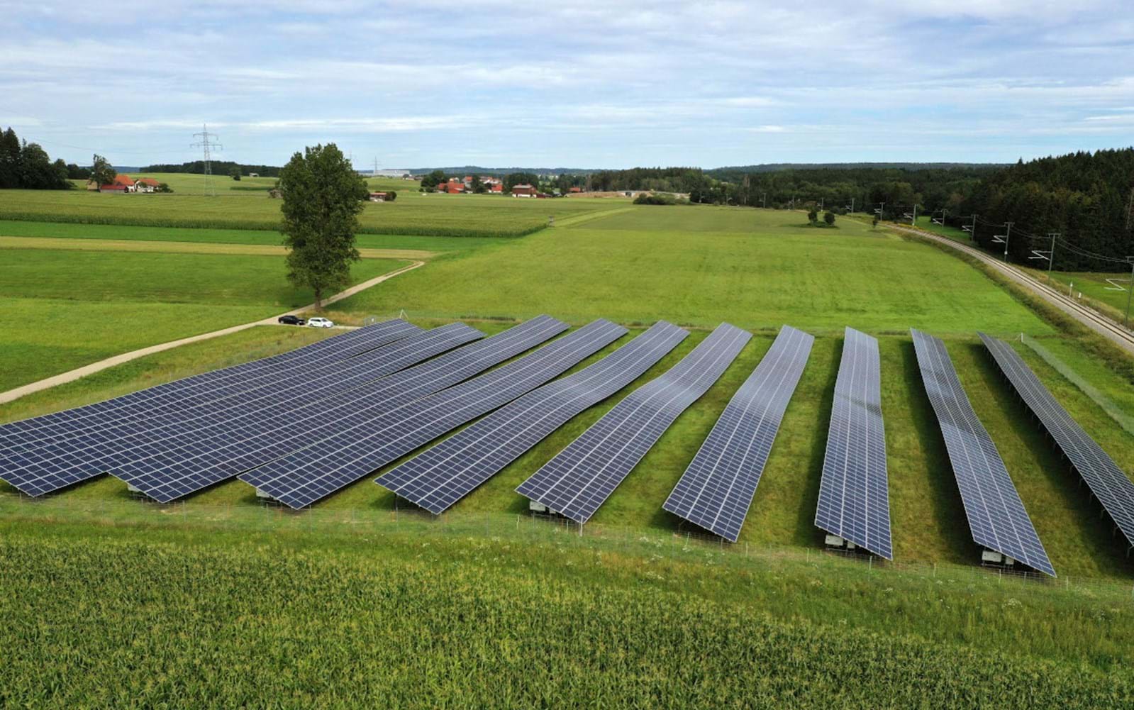 Die Anlage zwischen Sontheim und dem Ortsteil Grabus ist ebenfalls rund 1,2 Hektar groß. Auf beiden Freiflächenanlagen kommen sogenannte Halbzellen-Solarmodule zum Einsatz. Diese sind leistungsfähiger als Standardmodule.